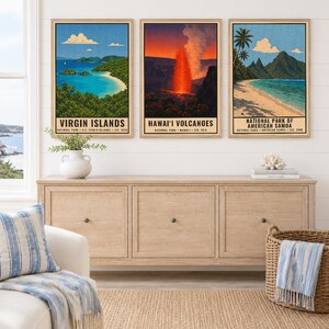 Pode incluir: Tr&ecirc;s impress&otilde;es de arte de parede retangulares com ilustra&ccedil;&otilde;es dos parques nacionais Virgin Islands, Hawai'i Volcanoes e National Park of American Samoa. Cada impress&atilde;o inclui o nome e a data de funda&ccedil;&atilde;o. O texto diz: DIGITAL DOWNLOAD &bull; FRAME NOT INCLUDED.