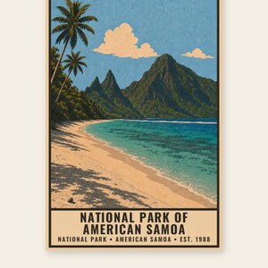 Pode incluir: Um cartaz vertical com uma cena de praia tropical com palmeiras, &aacute;gua turquesa e montanhas verdes sob um c&eacute;u azul com nuvens. O texto na parte inferior diz NATIONAL PARK OF AMERICAN SAMOA, NATIONAL PARK, AMERICAN SAMOA, EST. 1988.