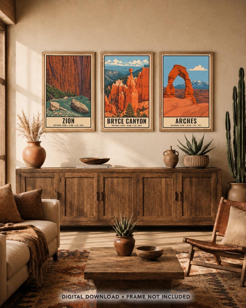 Może przedstawiać: Trzy prostokątne plakaty ścienne z ilustracjami park&oacute;w narodowych Zion, Bryce Canyon i Arches. Każdy wydruk zawiera nazwę parku, lokalizację oraz rok założenia. Obrazy są oprawione w ramy i powieszone w jednym poziomym rzędzie.