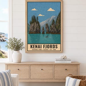 Może przedstawiać: Oprawiony pionowy wydruk ścienny z ilustracją krajobrazu Parku Narodowego Kenai Fjords na Alasce. Obraz przedstawia skaliste wyspy, wiecznie zielone drzewa, ogon wieloryba w turkusowej wodzie oraz g&oacute;ry pod błękitnym niebem z chmurami.