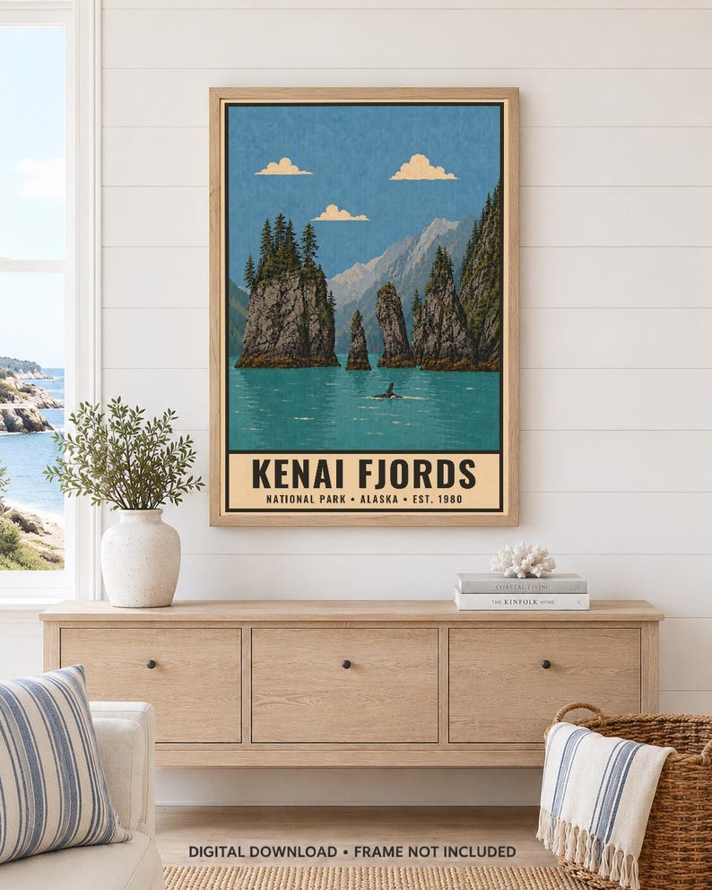 Może przedstawiać: Oprawiony pionowy wydruk ścienny z ilustracją krajobrazu Parku Narodowego Kenai Fjords na Alasce. Obraz przedstawia skaliste wyspy, wiecznie zielone drzewa, ogon wieloryba w turkusowej wodzie oraz g&oacute;ry pod błękitnym niebem z chmurami.