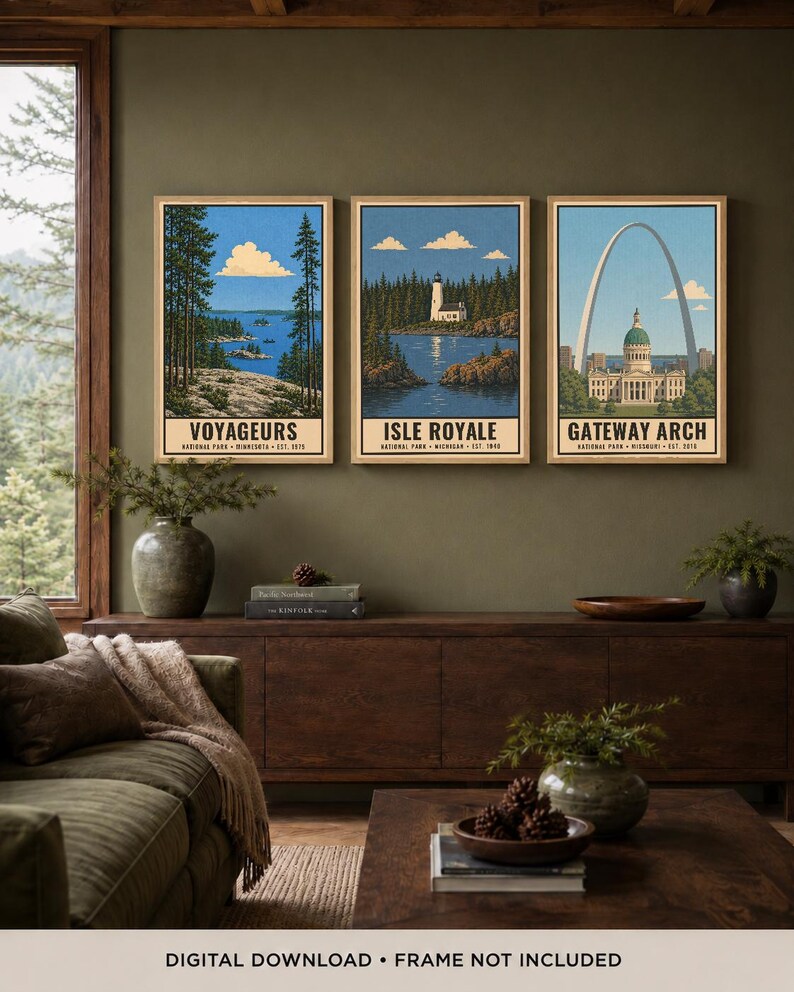 Op de afbeelding: Drie rechthoekige wandkunstprints in lichte houten lijsten met illustraties van de nationale parken Voyageurs, Isle Royale en Gateway Arch. Elke print bevat de parknaam, locatie en oprichtingsjaar. Digitale download, lijst niet inbegrepen.