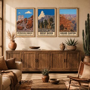 Peut inclure: Trois affiches murales rectangulaires illustrant les parcs nationaux de Petrified Forest, Great Basin et Grand Canyon. Chaque impression affiche le nom du parc, sa localisation et son ann&eacute;e de cr&eacute;ation en noir sur fond cr&egrave;me.