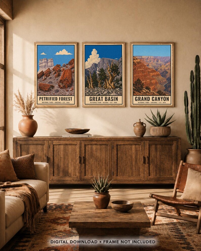 Peut inclure: Trois affiches murales rectangulaires illustrant les parcs nationaux de Petrified Forest, Great Basin et Grand Canyon. Chaque impression affiche le nom du parc, sa localisation et son ann&eacute;e de cr&eacute;ation en noir sur fond cr&egrave;me.