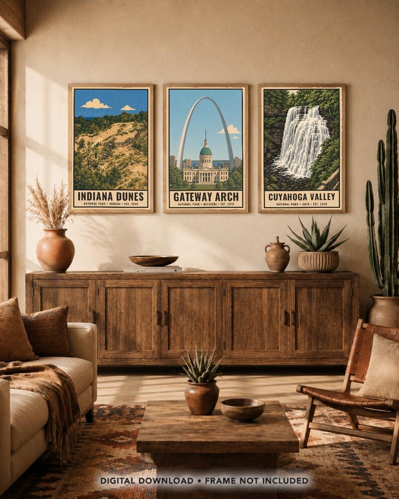 Op de afbeelding: Drie verticale wandkunstprints met illustraties van de nationale parken Indiana Dunes, Gateway Arch en Cuyahoga Valley. Elke print bevat de parknaam, locatie en oprichtingsjaar. De tekst luidt Digital Download Frame Not Included.