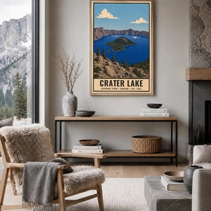 Może przedstawiać: Pionowy, prostokątny wydruk ścienny przedstawiający stylizowaną ilustrację Parku Narodowego Crater Lake w Oregonie. Grafika ukazuje głębokie, niebieskie jezioro z centralną wyspą, otoczone skalistymi klifami i drzewami pod niebem.