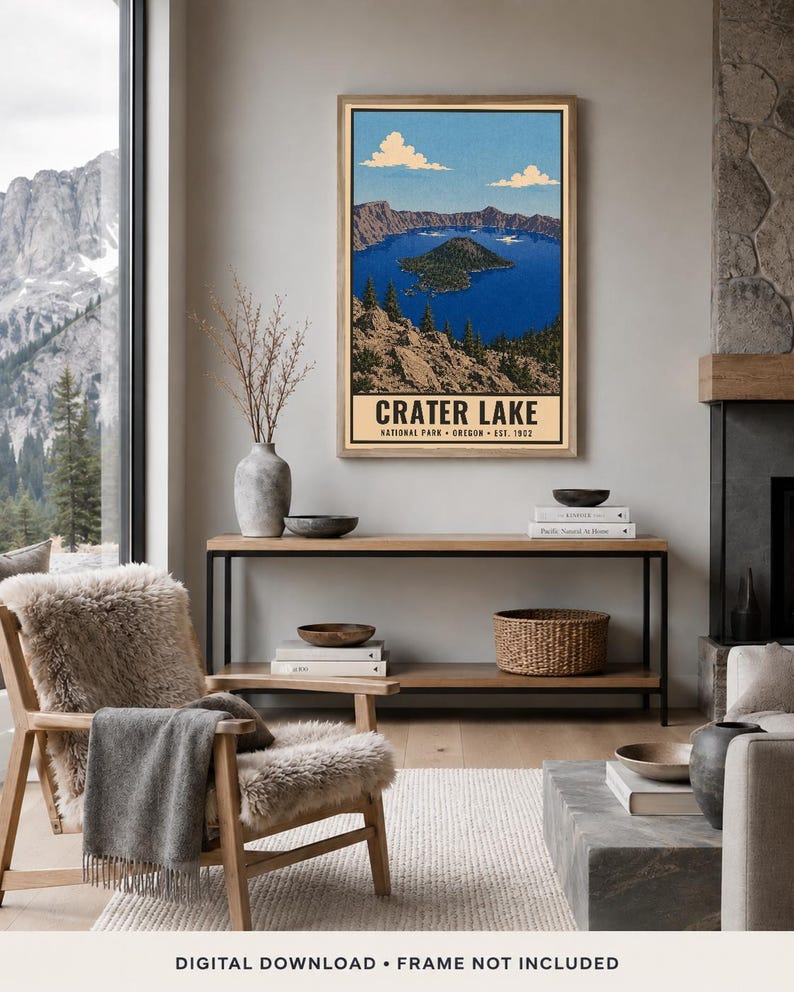 Może przedstawiać: Pionowy, prostokątny wydruk ścienny przedstawiający stylizowaną ilustrację Parku Narodowego Crater Lake w Oregonie. Grafika ukazuje głębokie, niebieskie jezioro z centralną wyspą, otoczone skalistymi klifami i drzewami pod niebem.