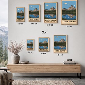 K&ouml;nnte beinhalten: Eine Sammlung von Postern des Lassen Volcanic Nationalparks in verschiedenen Gr&ouml;&szlig;en, darunter 12x18, 16x24, 20x30, 24x36, 9x12, 12x16 und 18x24 Zoll. Jedes Poster zeigt eine Berglandschaft, einen See und den Text Lassen Volcanic.