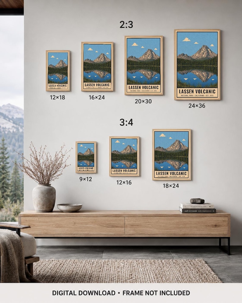 K&ouml;nnte beinhalten: Eine Sammlung von Postern des Lassen Volcanic Nationalparks in verschiedenen Gr&ouml;&szlig;en, darunter 12x18, 16x24, 20x30, 24x36, 9x12, 12x16 und 18x24 Zoll. Jedes Poster zeigt eine Berglandschaft, einen See und den Text Lassen Volcanic.