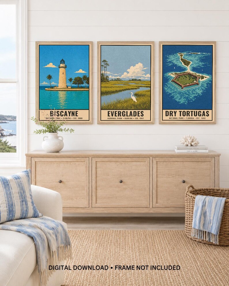 Pu&ograve; includere: Tre stampe artistiche da parete verticali incorniciate con illustrazioni dei parchi nazionali della Florida. La stampa a sinistra mostra il faro di Biscayne, quella centrale le zone umide delle Everglades con un uccello bianco e quella a destra Dry Tortugas.
