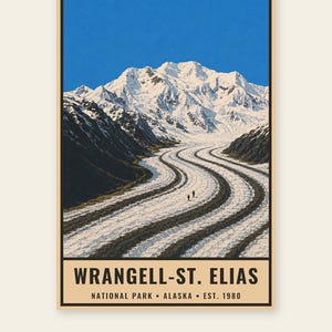 Pu&ograve; includere: Un poster verticale raffigurante una catena montuosa innevata e un ghiacciaio con linee di morena scure. Due piccole figure camminano sul ghiaccio. Il testo recita WRANGELL-ST. ELIAS NATIONAL PARK ALASKA EST. 1980. Sotto, DIGITAL DOWNLOAD FRAME NOT INCLUDED.