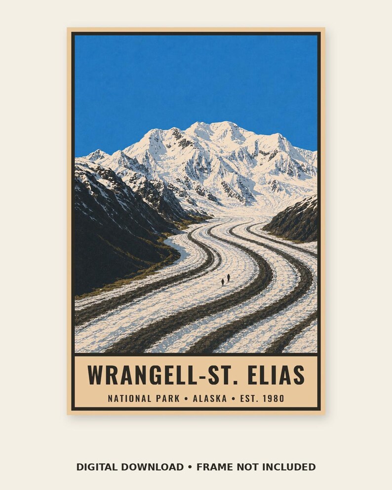Pu&ograve; includere: Un poster verticale raffigurante una catena montuosa innevata e un ghiacciaio con linee di morena scure. Due piccole figure camminano sul ghiaccio. Il testo recita WRANGELL-ST. ELIAS NATIONAL PARK ALASKA EST. 1980. Sotto, DIGITAL DOWNLOAD FRAME NOT INCLUDED.