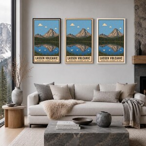 K&ouml;nnte beinhalten: Drei identische vertikale Wandkunstdrucke mit einer Landschaftsillustration des Lassen Volcanic Nationalparks mit Berg, Wald und See-Spiegelung unter einem blauen Himmel mit Wolken. Der Text lautet Lassen Volcanic National Park California Est 1916.