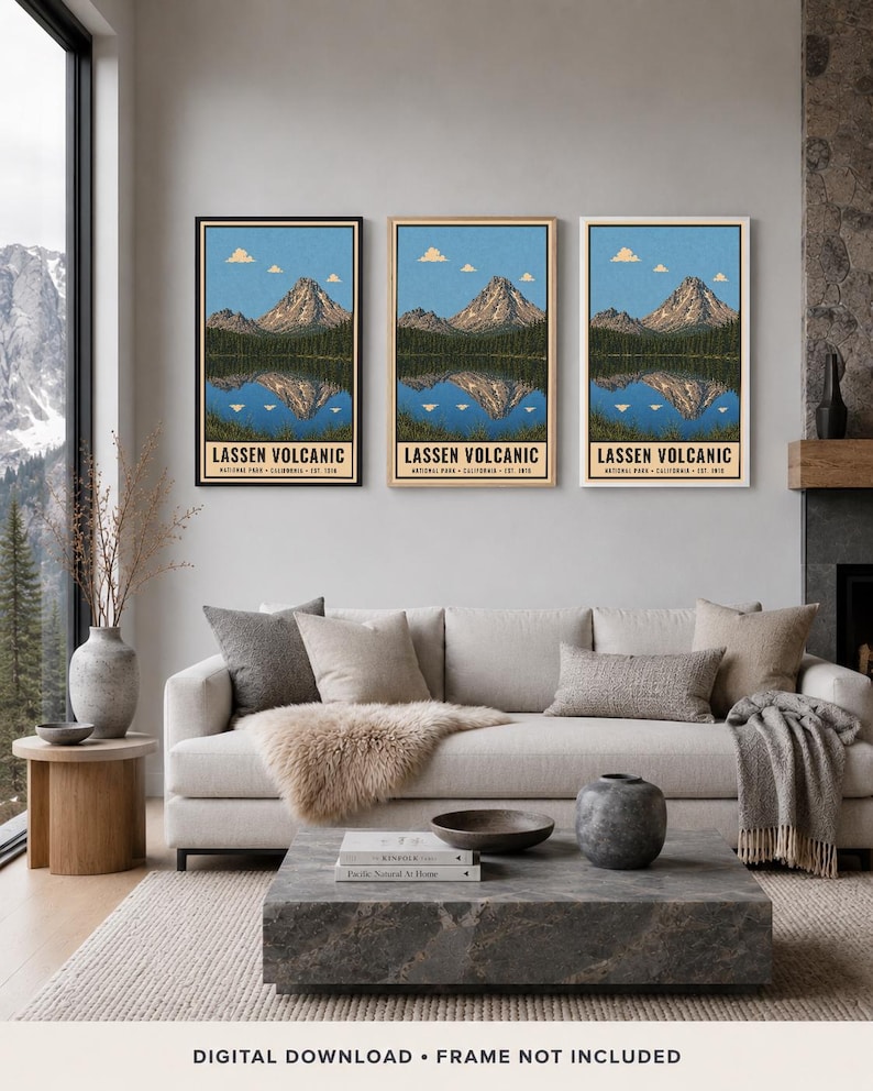 K&ouml;nnte beinhalten: Drei identische vertikale Wandkunstdrucke mit einer Landschaftsillustration des Lassen Volcanic Nationalparks mit Berg, Wald und See-Spiegelung unter einem blauen Himmel mit Wolken. Der Text lautet Lassen Volcanic National Park California Est 1916.
