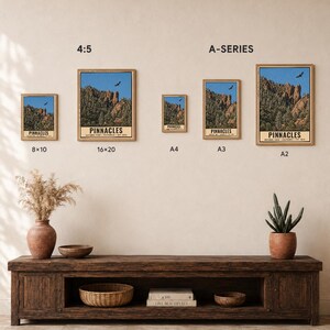 Op de afbeelding: Een collectie van vijf ingelijste wandposters van Pinnacles National Park, Californi&euml;, met rotsachtige pieken en een blauwe lucht. De prints zijn gelabeld 8x10, 16x20, A4, A3 en A2. De tekst onderaan luidt: DIGITAL DOWNLOAD &bull; FRAME NOT INCLUDED.