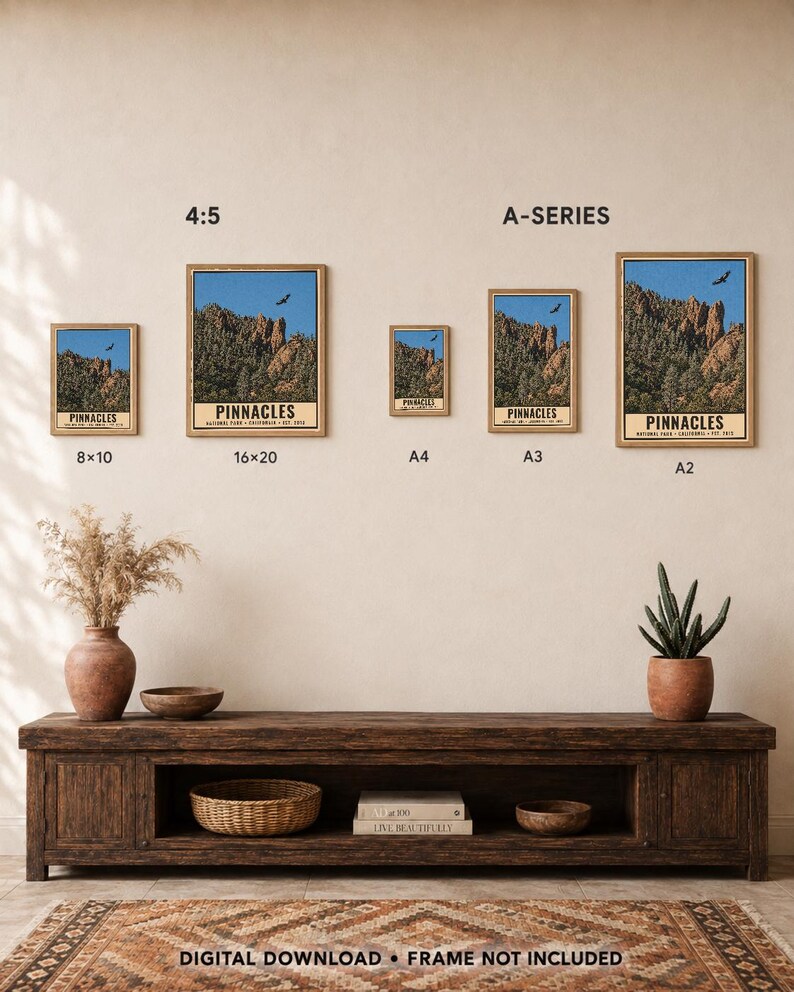 Op de afbeelding: Een collectie van vijf ingelijste wandposters van Pinnacles National Park, Californi&euml;, met rotsachtige pieken en een blauwe lucht. De prints zijn gelabeld 8x10, 16x20, A4, A3 en A2. De tekst onderaan luidt: DIGITAL DOWNLOAD &bull; FRAME NOT INCLUDED.