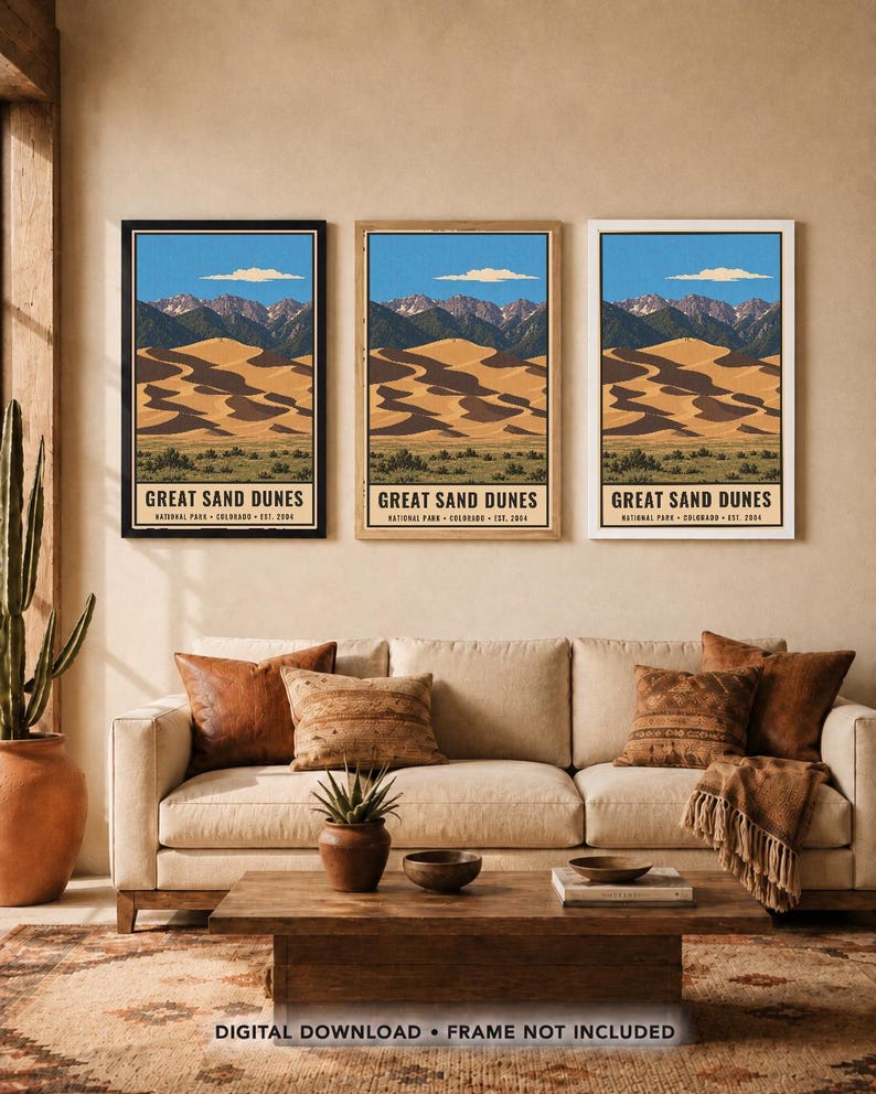 K&ouml;nnte beinhalten: Drei vertikale Wandkunstdrucke, die den Great Sand Dunes Nationalpark in Colorado darstellen. Jeder Druck zeigt eine Landschaft aus beigen Sandd&uuml;nen, dunklen Bergen und einem blauen Himmel mit dem Text GREAT SAND DUNES NATIONAL PARK COLORADO EST. 2004.