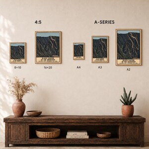 Op de afbeelding: Vijf ingelijste posters van Black Canyon of the Gunnison National Park in verschillende formaten, gelabeld 8x10, 16x20, A4, A3 en A2. De prints tonen een donker ravijnlandschap met een lichtblauwe lucht en cr&egrave;mekleurige tekst. Digitale download.