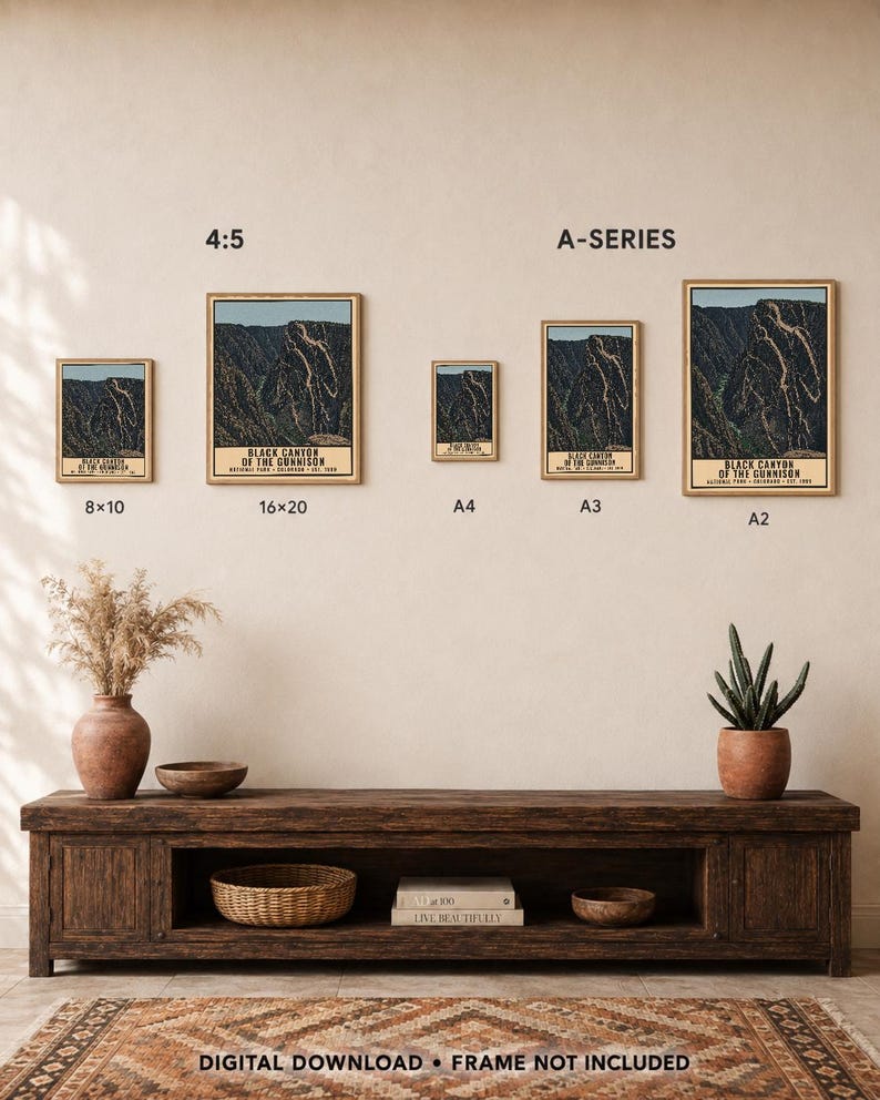 Op de afbeelding: Vijf ingelijste posters van Black Canyon of the Gunnison National Park in verschillende formaten, gelabeld 8x10, 16x20, A4, A3 en A2. De prints tonen een donker ravijnlandschap met een lichtblauwe lucht en cr&egrave;mekleurige tekst. Digitale download.