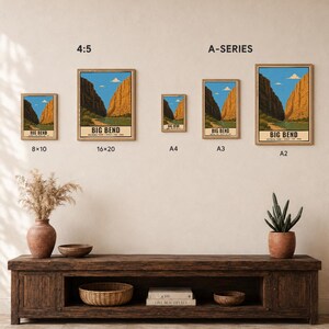 Op de afbeelding: Vijf ingelijste posters van Big Bend National Park in Texas, weergegeven in verschillende formaten met de labels 8x10, 16x20, A4, A3 en A2. Het kunstwerk toont een canyonlandschap met een blauwe lucht, bruine rotswanden en groene vegetatie.