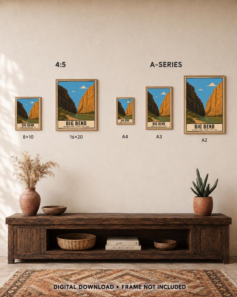 Op de afbeelding: Vijf ingelijste posters van Big Bend National Park in Texas, weergegeven in verschillende formaten met de labels 8x10, 16x20, A4, A3 en A2. Het kunstwerk toont een canyonlandschap met een blauwe lucht, bruine rotswanden en groene vegetatie.
