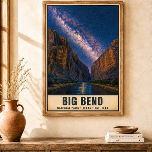 Puede incluir: Un cuadro rectangular con marco que muestra un paisaje nocturno del Parque Nacional Big Bend en Texas. La imagen presenta un cielo estrellado azul oscuro con la V&iacute;a L&aacute;ctea sobre altas paredes de ca&ntilde;&oacute;n y un r&iacute;o. El texto dice BIG BEND.
