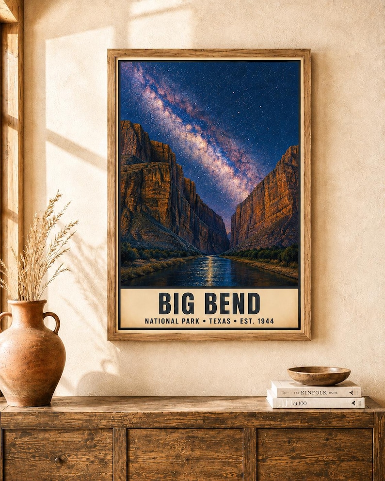 Puede incluir: Un cuadro rectangular con marco que muestra un paisaje nocturno del Parque Nacional Big Bend en Texas. La imagen presenta un cielo estrellado azul oscuro con la V&iacute;a L&aacute;ctea sobre altas paredes de ca&ntilde;&oacute;n y un r&iacute;o. El texto dice BIG BEND.