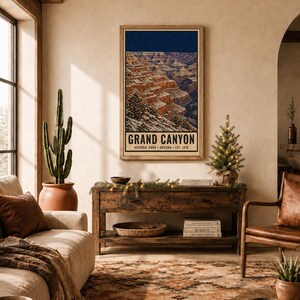 Puede incluir: Una l&aacute;mina de arte mural vertical que muestra un paisaje nevado del Gran Ca&ntilde;&oacute;n bajo un cielo estrellado, con un &aacute;rbol de Navidad decorado en primer plano. El texto dice GRAND CANYON NATIONAL PARK ARIZONA EST. 1919 en letra negra negrita.