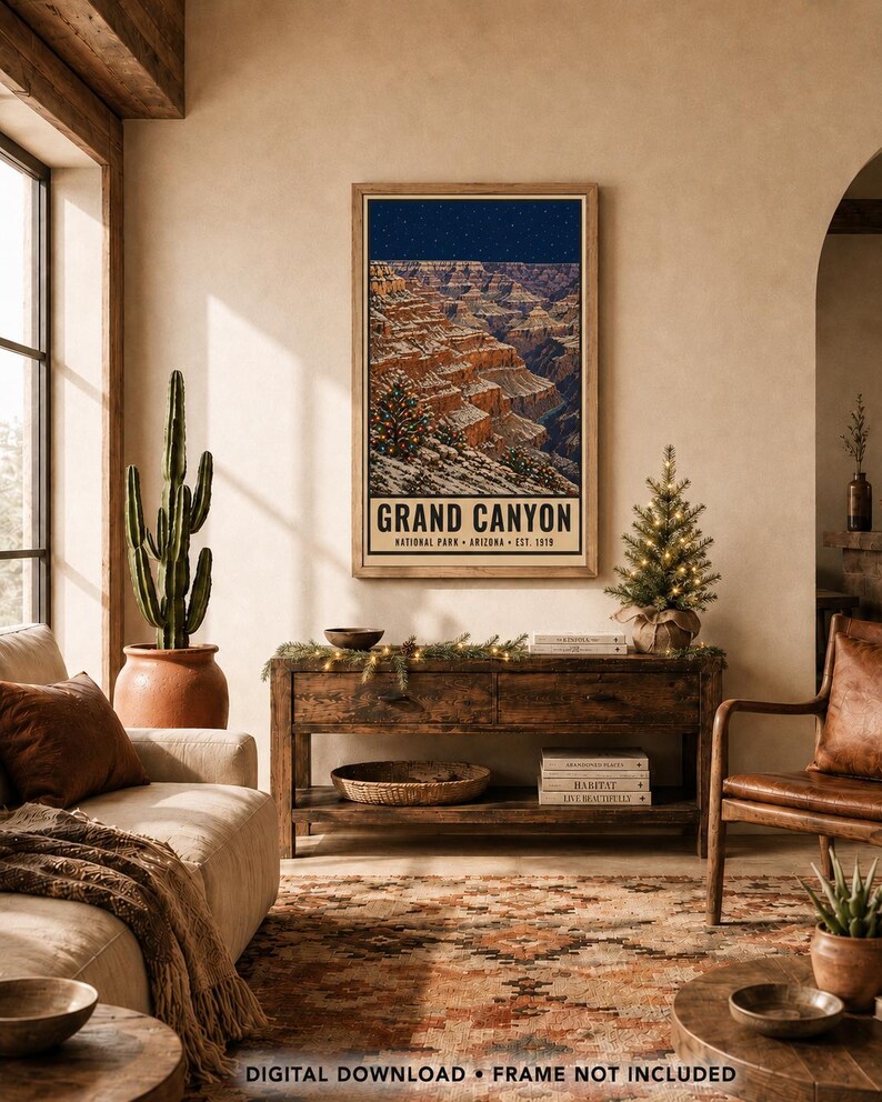 Puede incluir: Una l&aacute;mina de arte mural vertical que muestra un paisaje nevado del Gran Ca&ntilde;&oacute;n bajo un cielo estrellado, con un &aacute;rbol de Navidad decorado en primer plano. El texto dice GRAND CANYON NATIONAL PARK ARIZONA EST. 1919 en letra negra negrita.
