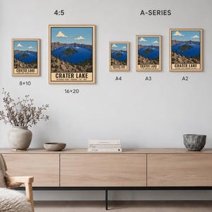 Może przedstawiać: Kolekcja wydruk&oacute;w artystycznych Parku Narodowego Crater Lake w r&oacute;żnych rozmiarach, w tym 8x10 i 16x20 cali oraz formatach metrycznych A4, A3 i A2. Każdy wydruk przedstawia niebieskie jezioro, skaliste klify oraz napis Crater Lake.