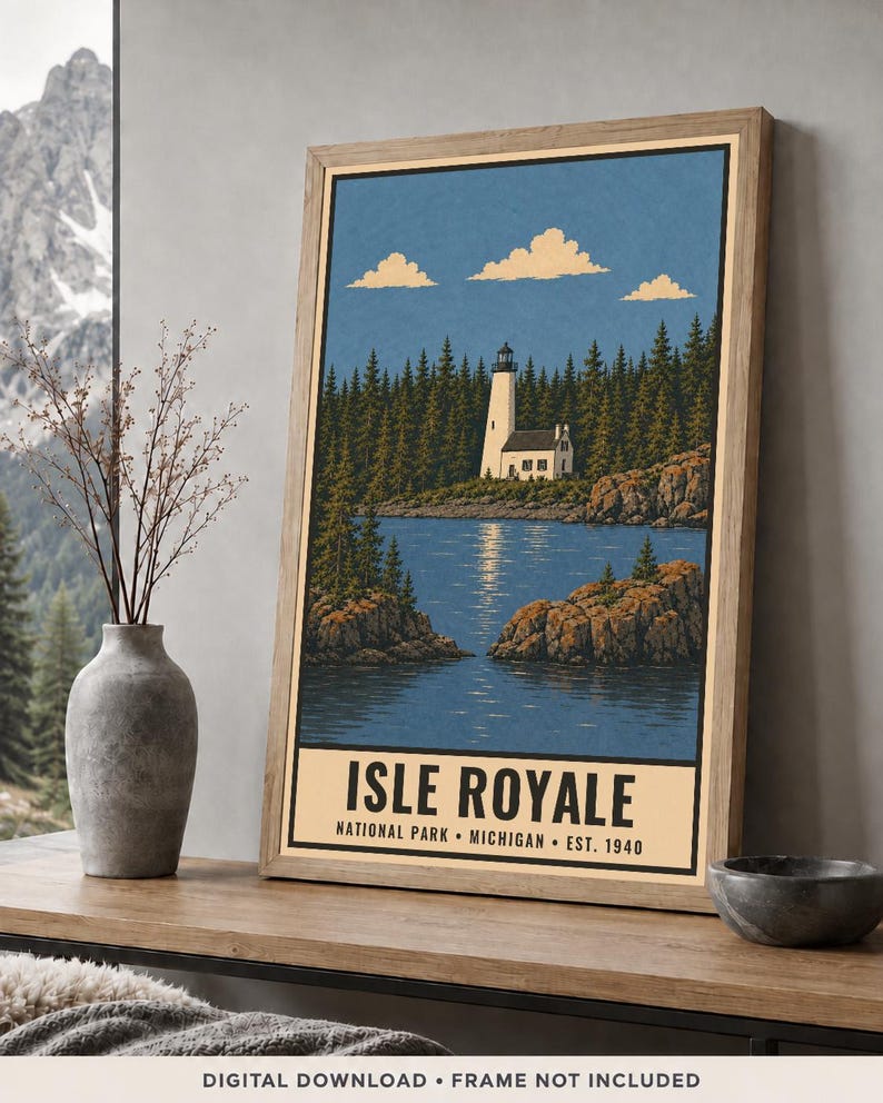 Może przedstawiać: Oprawiony pionowy plakat z ilustracją krajobrazu przedstawiającą białą latarnię morską na skalistym brzegu, otoczoną gęstymi sosnami i niebieską wodą. Tekst na dole brzmi ISLE ROYALE NATIONAL PARK MICHIGAN EST. 1940.