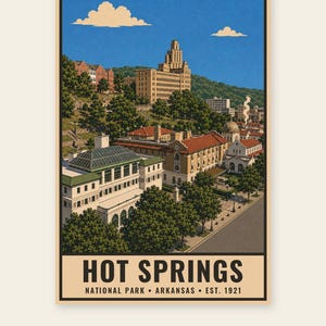 Może przedstawiać: Pionowy plakat podr&oacute;żniczy z ilustracją krajobrazu Parku Narodowego Hot Springs w Arkansas. Scena przedstawia zabytkowe budynki z czerwonymi dachami i wysoką centralną konstrukcję na tle niebieskiego nieba. Tekst głosi: HOT SPRINGS NATIONAL PARK ARKANSAS EST. 1921.