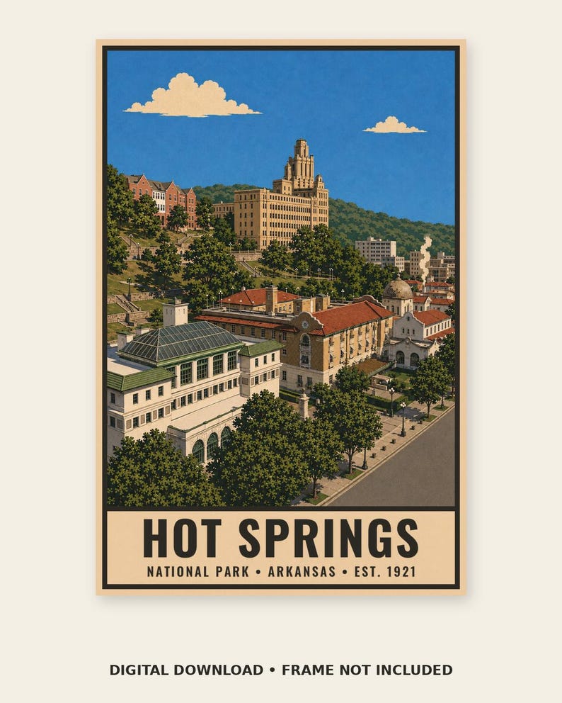 Może przedstawiać: Pionowy plakat podr&oacute;żniczy z ilustracją krajobrazu Parku Narodowego Hot Springs w Arkansas. Scena przedstawia zabytkowe budynki z czerwonymi dachami i wysoką centralną konstrukcję na tle niebieskiego nieba. Tekst głosi: HOT SPRINGS NATIONAL PARK ARKANSAS EST. 1921.