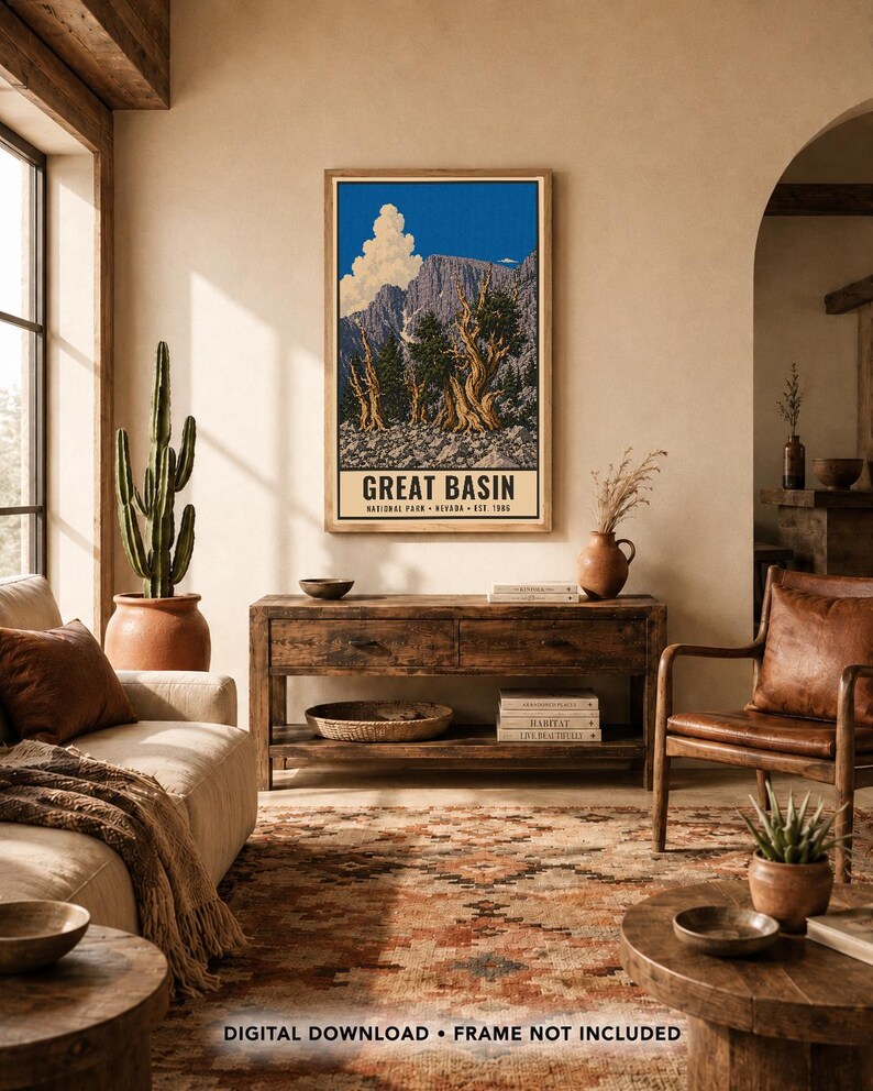 Może przedstawiać: Prostokątny wydruk ścienny z ilustracją krajobrazu Parku Narodowego Great Basin w Nevadzie, założonego w 1986 roku. Grafika przedstawia surowe g&oacute;ry, stare drzewa i niebieskie niebo z chmurami, oprawiona w jasną drewnianą ramę.