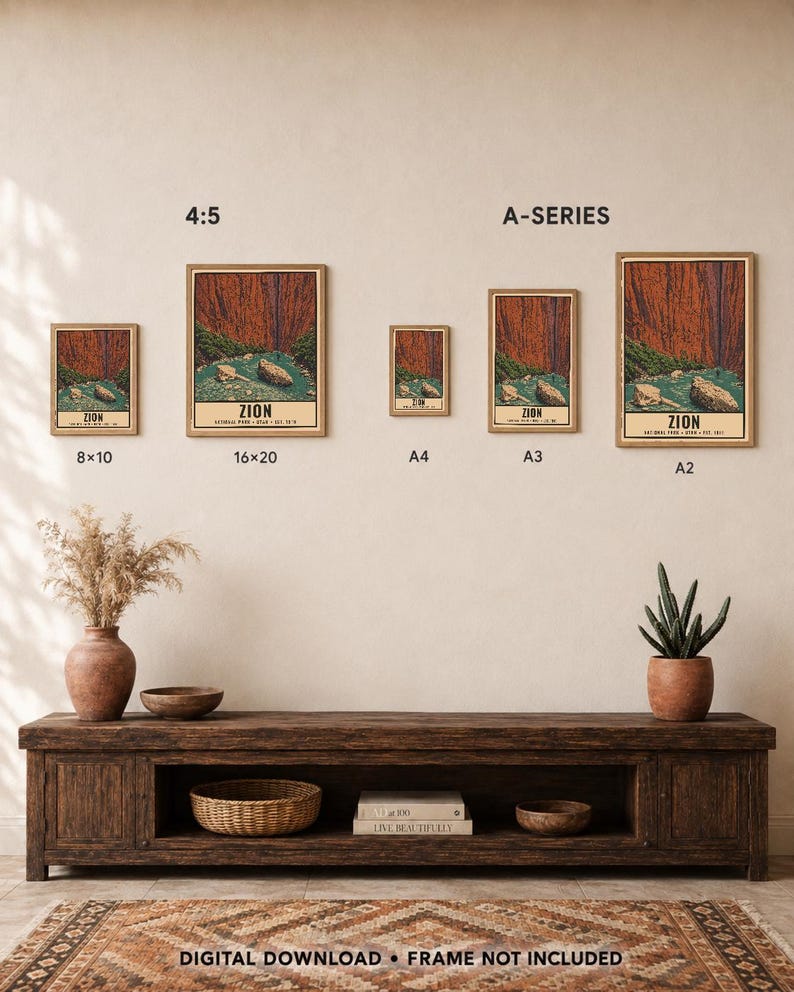 Może przedstawiać: Pięć oprawionych plakat&oacute;w Zion National Park w r&oacute;żnych rozmiarach oznaczonych jako 8x10, 16x20, A4, A3 i A2. Grafika przedstawia czerwone ściany kanionu, rzekę i zieloną roślinność. Na dole widnieje napis ZION. Obraz zawiera tekst DIGITAL DOWNLOAD &bull; FRAME NOT INCLUDED.