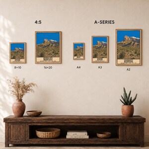 K&ouml;nnte beinhalten: F&uuml;nf gerahmte Poster des Guadalupe Mountains Nationalparks in verschiedenen Gr&ouml;&szlig;en, beschriftet mit 8x10, 16x20, A4, A3 und A2. Die Drucke zeigen eine W&uuml;stenlandschaft mit blauem Himmel und dem Text Guadalupe Mountains National Park Texas Est 1972.