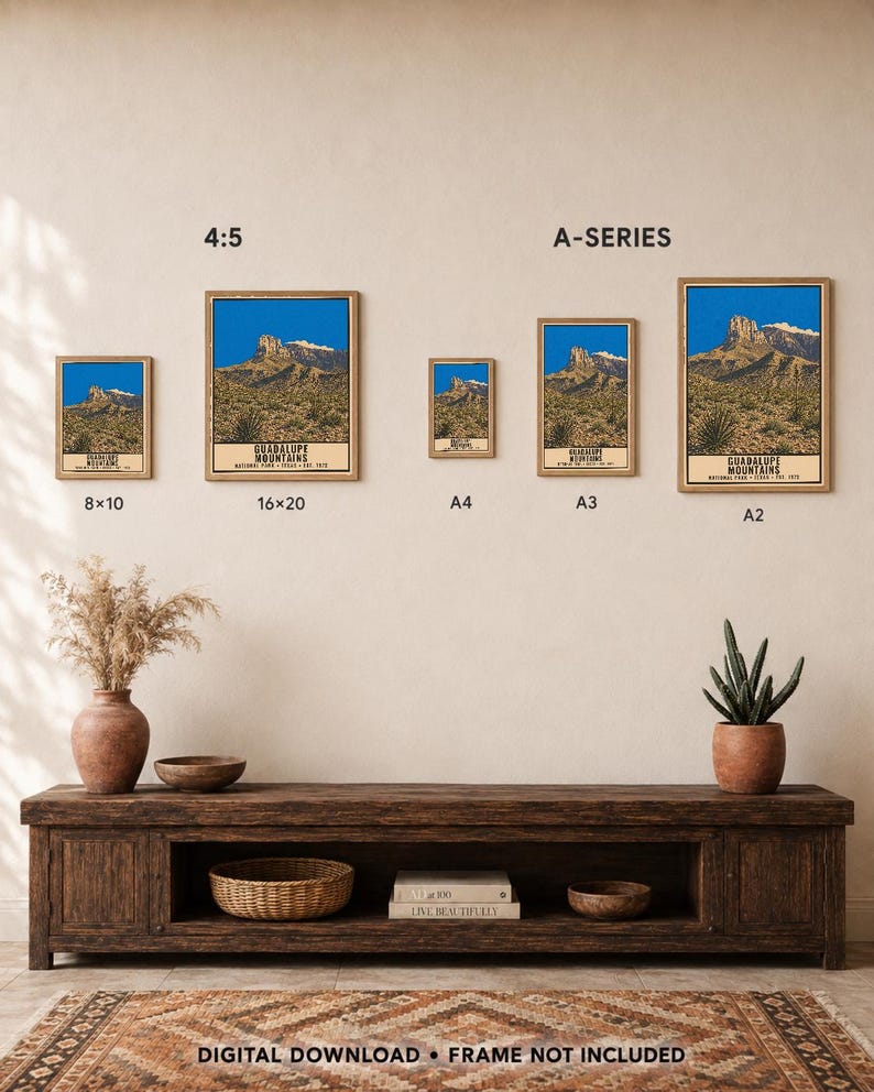 K&ouml;nnte beinhalten: F&uuml;nf gerahmte Poster des Guadalupe Mountains Nationalparks in verschiedenen Gr&ouml;&szlig;en, beschriftet mit 8x10, 16x20, A4, A3 und A2. Die Drucke zeigen eine W&uuml;stenlandschaft mit blauem Himmel und dem Text Guadalupe Mountains National Park Texas Est 1972.