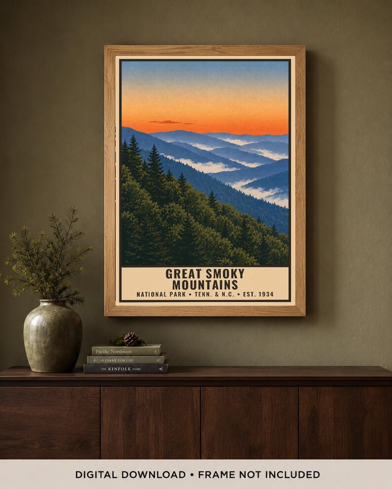 Może przedstawiać: Oprawiony pionowy plakat z ilustracją krajobrazu Parku Narodowego Great Smoky Mountains. Grafika przedstawia zielone lasy sosnowe na pierwszym planie, niebieskie pasma g&oacute;rskie i żywe pomarańczowe niebo o zachodzie.