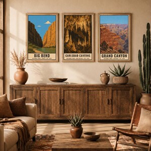 Op de afbeelding: Drie ingelijste verticale posters met de nationale parken Big Bend, Carlsbad Caverns en Grand Canyon. Elke print bevat een landschapsillustratie met tekst onderaan. De tekst luidt: DIGITAL DOWNLOAD &bull; FRAME NOT INCLUDED.