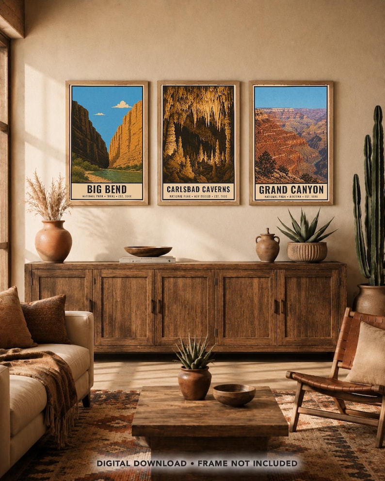 Op de afbeelding: Drie ingelijste verticale posters met de nationale parken Big Bend, Carlsbad Caverns en Grand Canyon. Elke print bevat een landschapsillustratie met tekst onderaan. De tekst luidt: DIGITAL DOWNLOAD &bull; FRAME NOT INCLUDED.