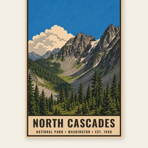 Op de afbeelding: Een verticale poster met een landschapsillustratie van het North Cascades National Park in Washington, opgericht in 1968. Het kunstwerk toont grillige, met sneeuw bedekte bergtoppen, een diepe vallei en dichte, groenblijvende dennenbossen.