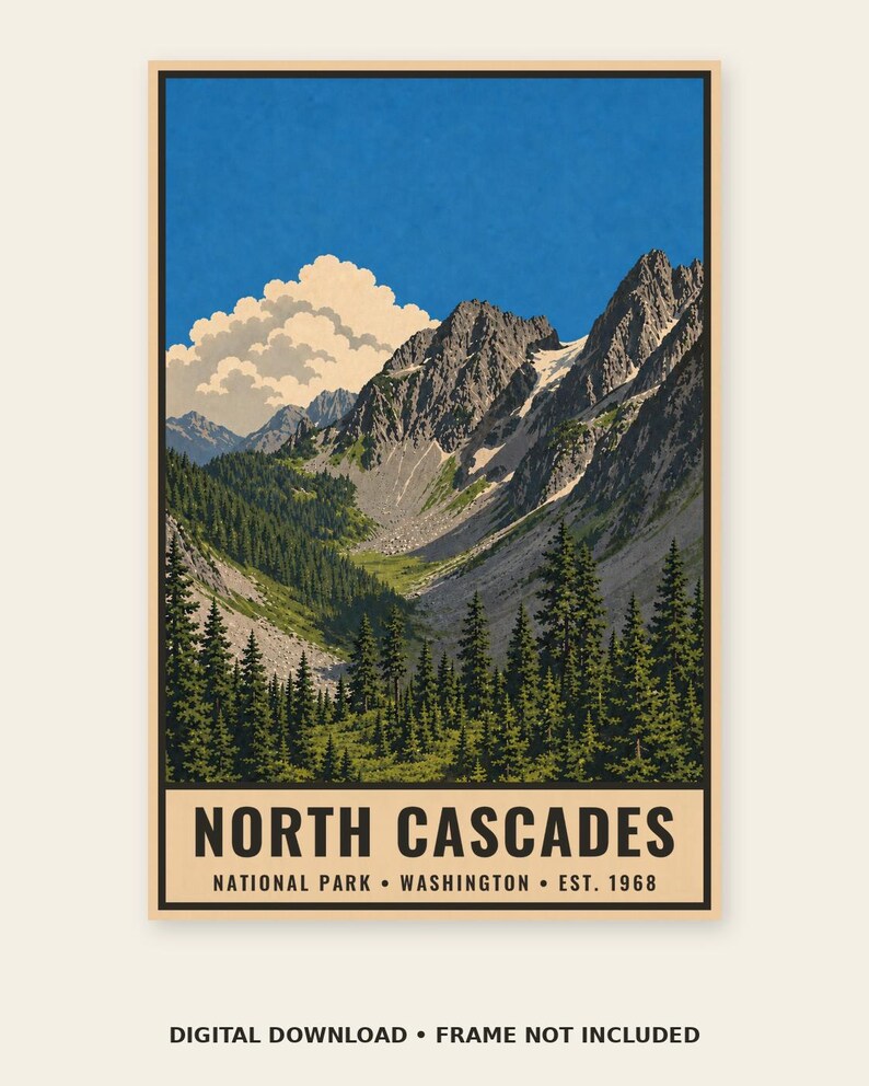Op de afbeelding: Een verticale poster met een landschapsillustratie van het North Cascades National Park in Washington, opgericht in 1968. Het kunstwerk toont grillige, met sneeuw bedekte bergtoppen, een diepe vallei en dichte, groenblijvende dennenbossen.