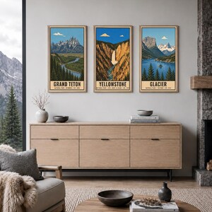 K&ouml;nnte beinhalten: Drei vertikale Wandkunstdrucke mit Illustrationen der Nationalparks Grand Teton, Yellowstone und Glacier. Jeder Druck zeigt eine Landschaft mit Bergen, W&auml;ldern und Wasser, wobei der Parkname und Text unten aufgedruckt sind.