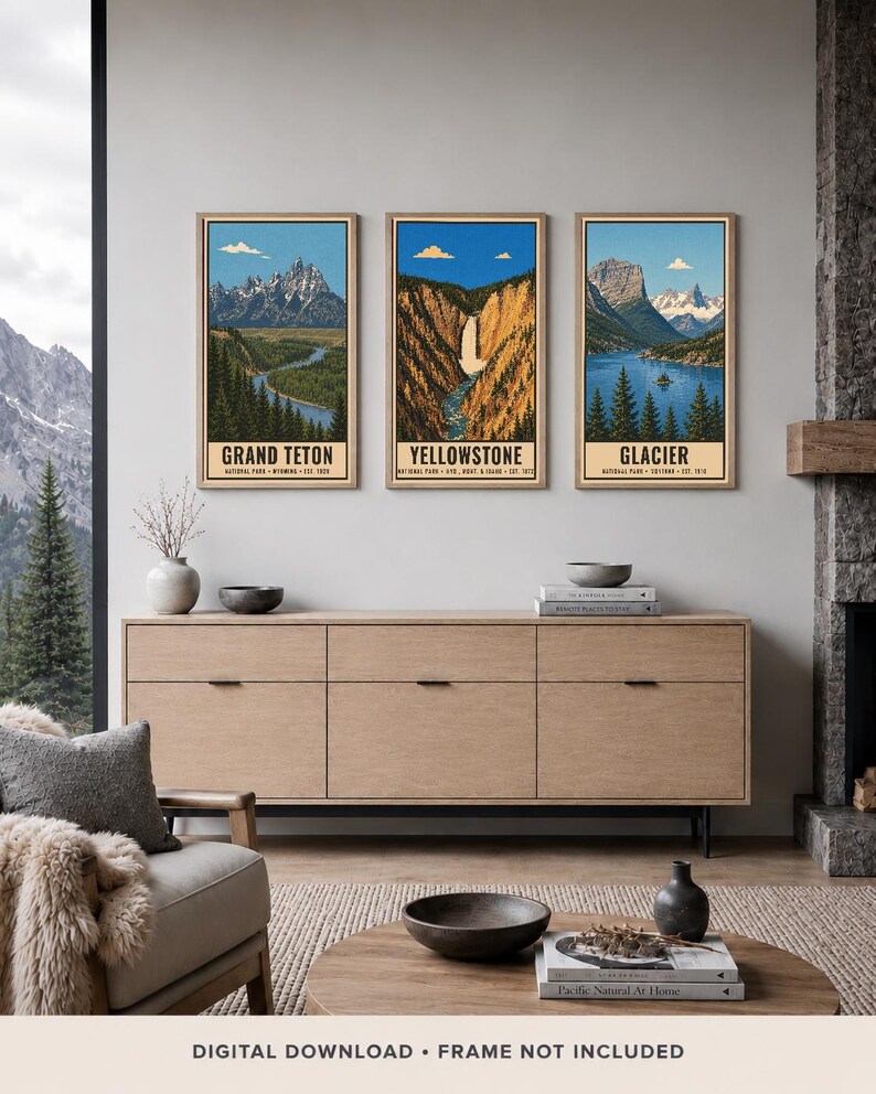 K&ouml;nnte beinhalten: Drei vertikale Wandkunstdrucke mit Illustrationen der Nationalparks Grand Teton, Yellowstone und Glacier. Jeder Druck zeigt eine Landschaft mit Bergen, W&auml;ldern und Wasser, wobei der Parkname und Text unten aufgedruckt sind.