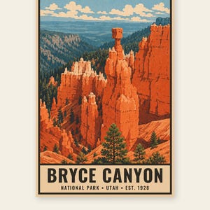 Op de afbeelding: Een verticale reisposter van Bryce Canyon National Park met oranje rotsformaties, groene dennenbomen en een blauwe lucht met wolken. Onderaan staat de tekst BRYCE CANYON NATIONAL PARK UTAH EST. 1928 in een zwart schreefloos lettertype.