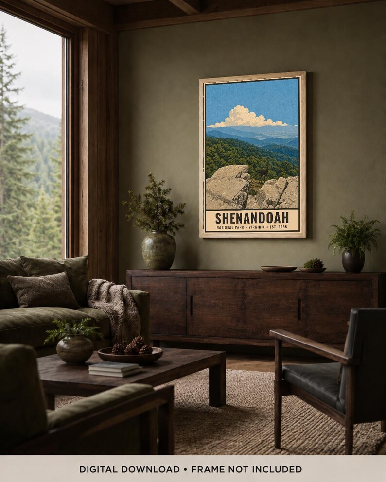 Op de afbeelding: Een verticale rechthoekige wandprint met een landschapsillustratie van Shenandoah National Park. Het kunstwerk toont rotsachtige kliffen op de voorgrond, een dicht groen bos, verre blauwe bergkammen en een witte wolk in een blauwe lucht.