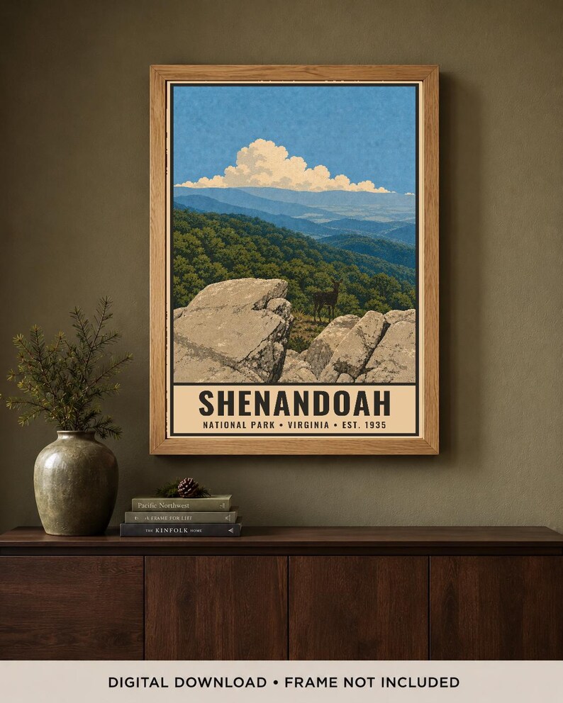 Op de afbeelding: Een ingelijste poster met een landschapsillustratie van Shenandoah National Park in Virginia. Het kunstwerk toont rotsachtige kliffen, een hert, groene bossen en blauwe bergen onder een bewolkte lucht. De tekst luidt SHENANDOAH NATIONAL PARK VIRGINIA EST. 1935.