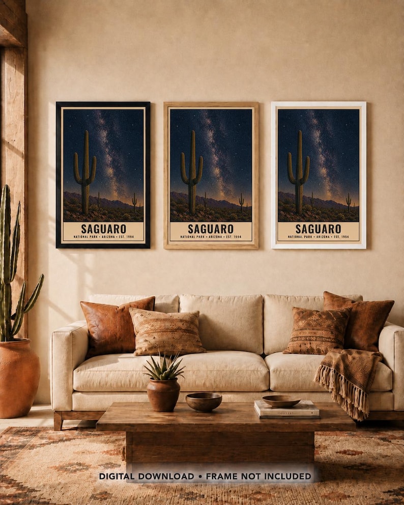 Puede incluir: Tres l&aacute;minas de arte mural vertical que muestran un paisaje del Parque Nacional Saguaro de noche con un cielo estrellado, un cactus grande y el texto SAGUARO NATIONAL PARK ARIZONA EST. 1994. Las l&aacute;minas se muestran en marcos negro, madera y blanco.
