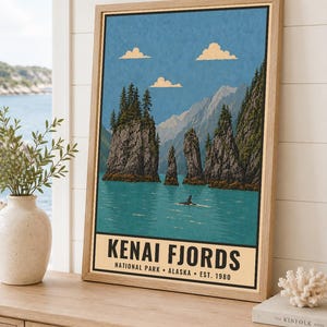 Może przedstawiać: Oprawiony pionowy plakat z ilustracją krajobrazu Parku Narodowego Kenai Fjords na Alasce. Grafika przedstawia skaliste wyspy z drzewami iglastymi w turkusowej wodzie, ogon wieloryba oraz g&oacute;ry pod niebieskim niebem z chmurami.