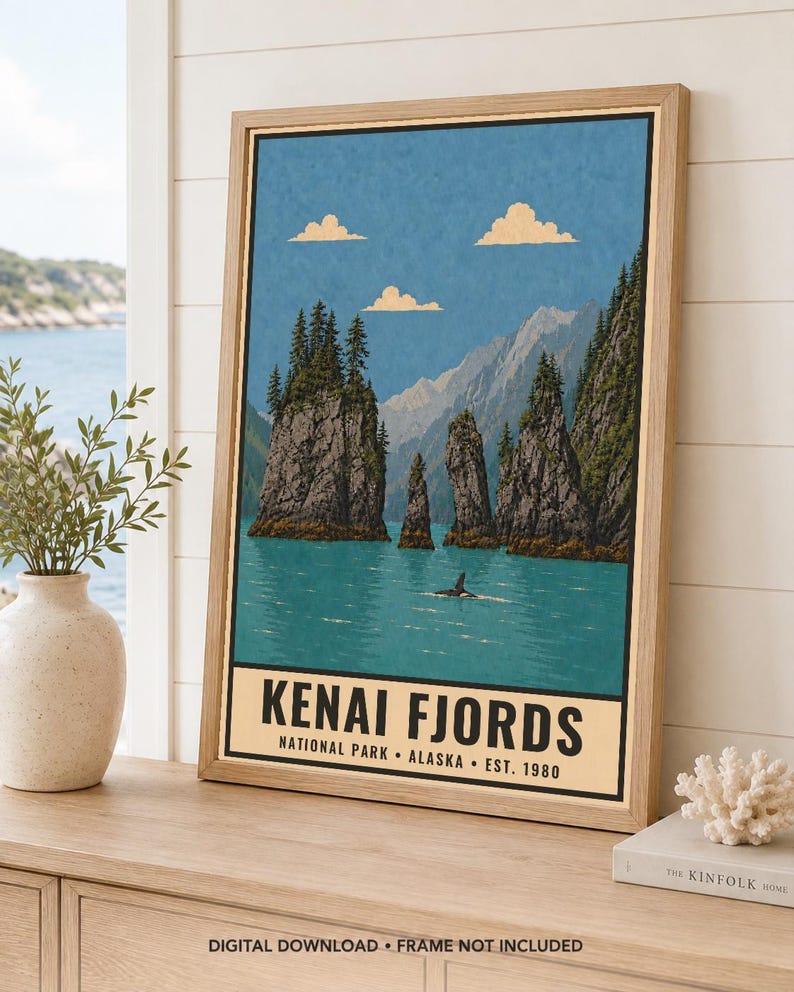 Może przedstawiać: Oprawiony pionowy plakat z ilustracją krajobrazu Parku Narodowego Kenai Fjords na Alasce. Grafika przedstawia skaliste wyspy z drzewami iglastymi w turkusowej wodzie, ogon wieloryba oraz g&oacute;ry pod niebieskim niebem z chmurami.